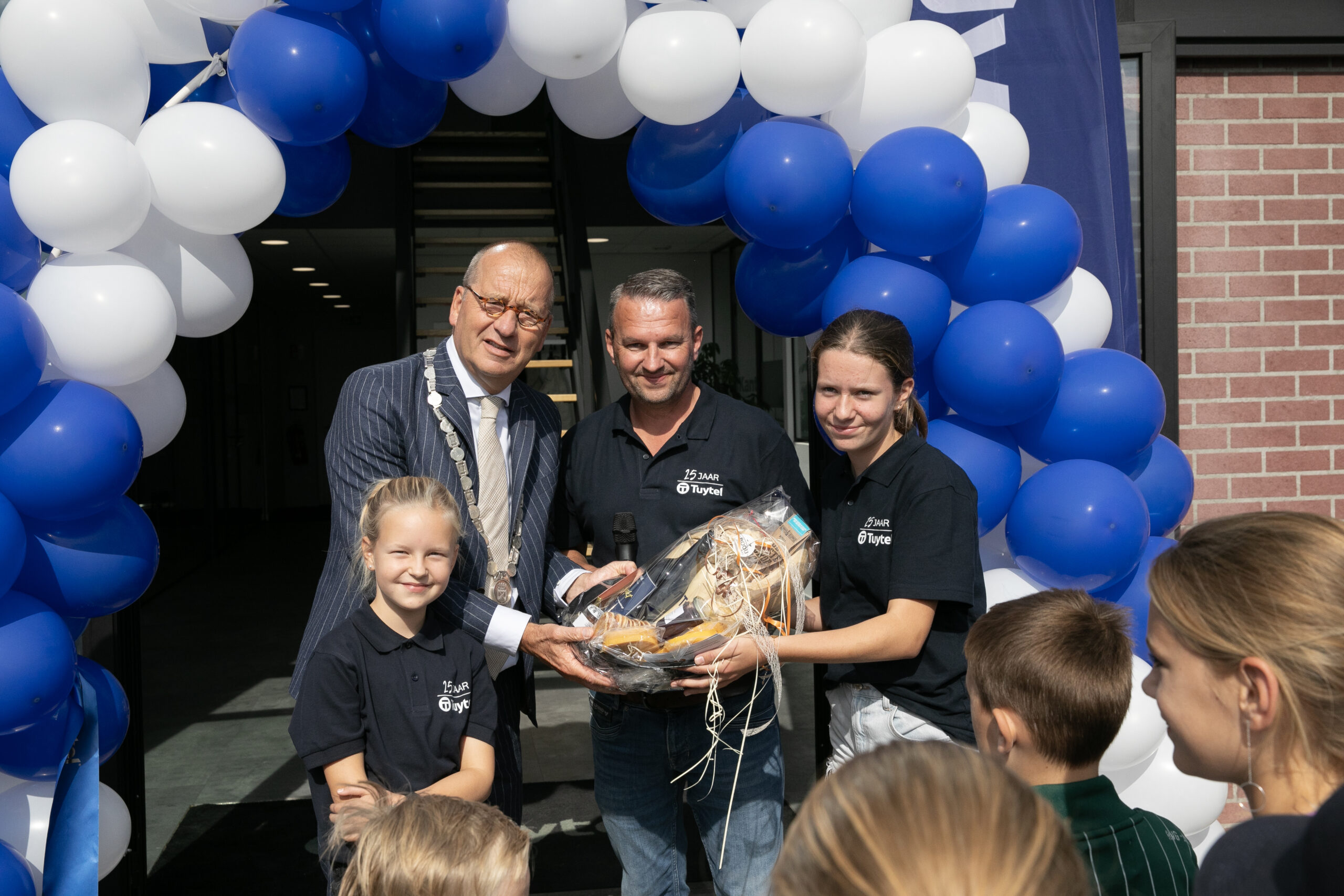 Tuytwl 25 jaar - tijdens de open dag opende de burgermeester het kantoorpand.
