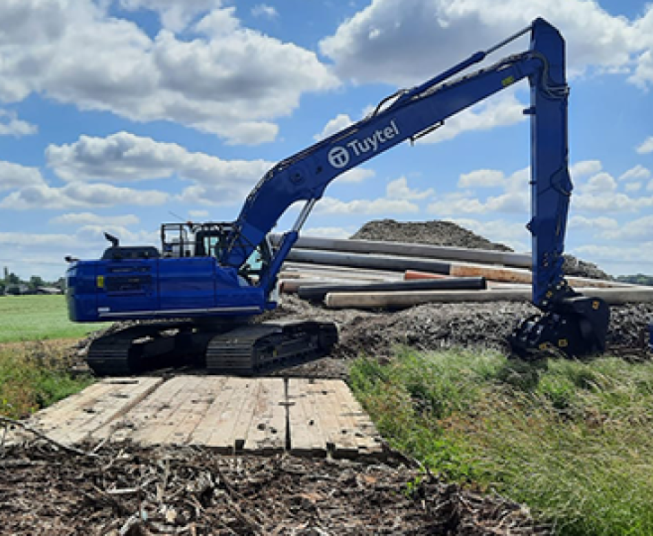 Case 250D semi long reach rupskraan te huur