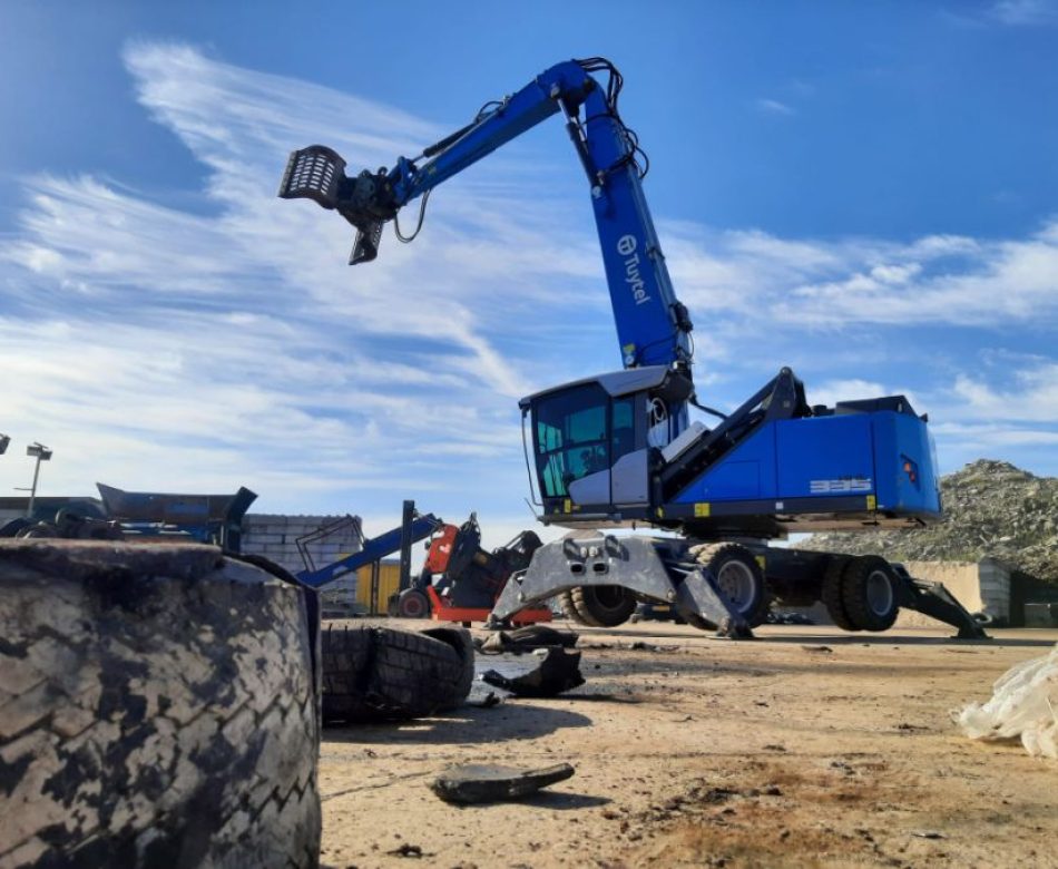 Fuchs MHL335 te huur