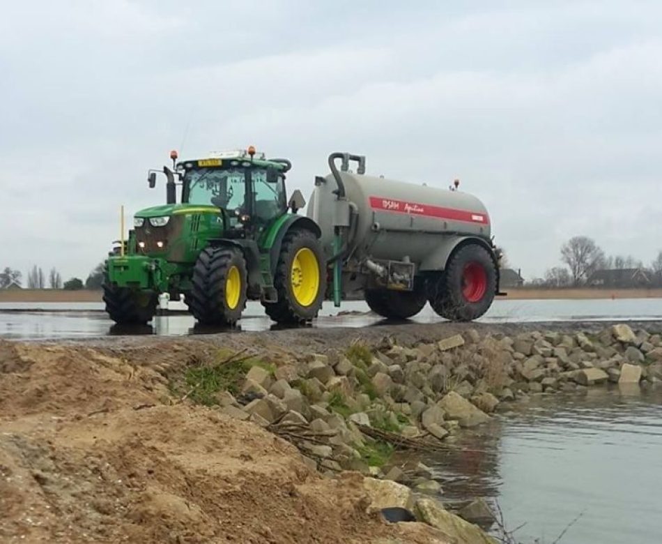 Trekker met waterwagen